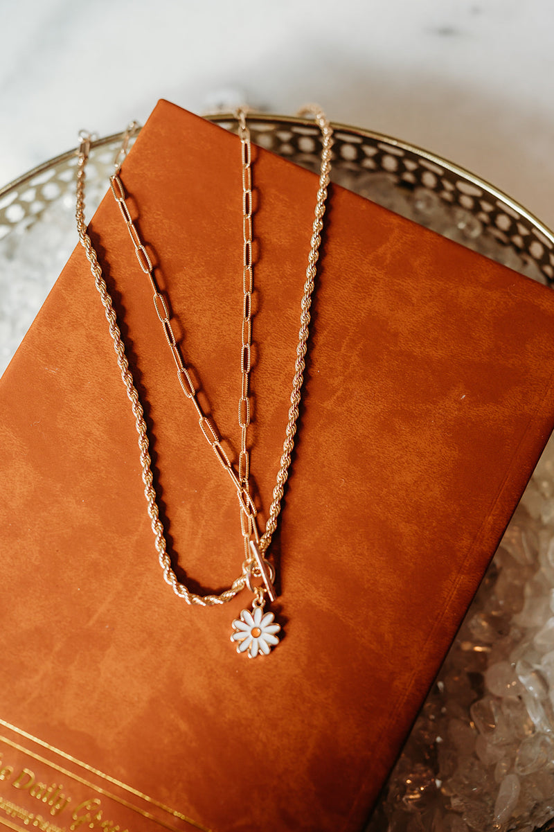 Layered Necklace with Daisy